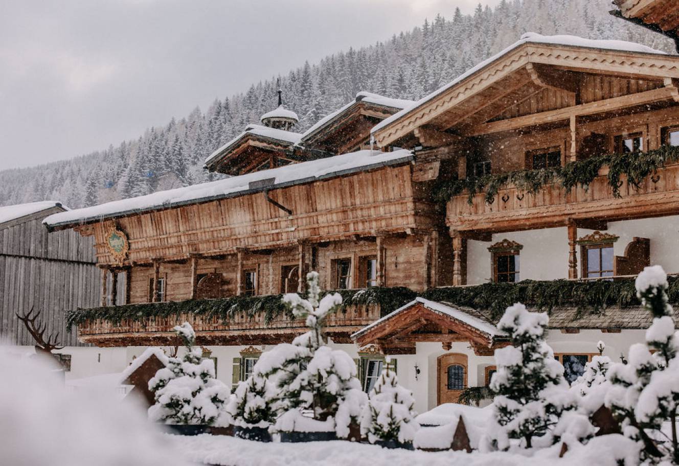 Terasse des Naturhotel Forsthofguts im Sonnenuntergang