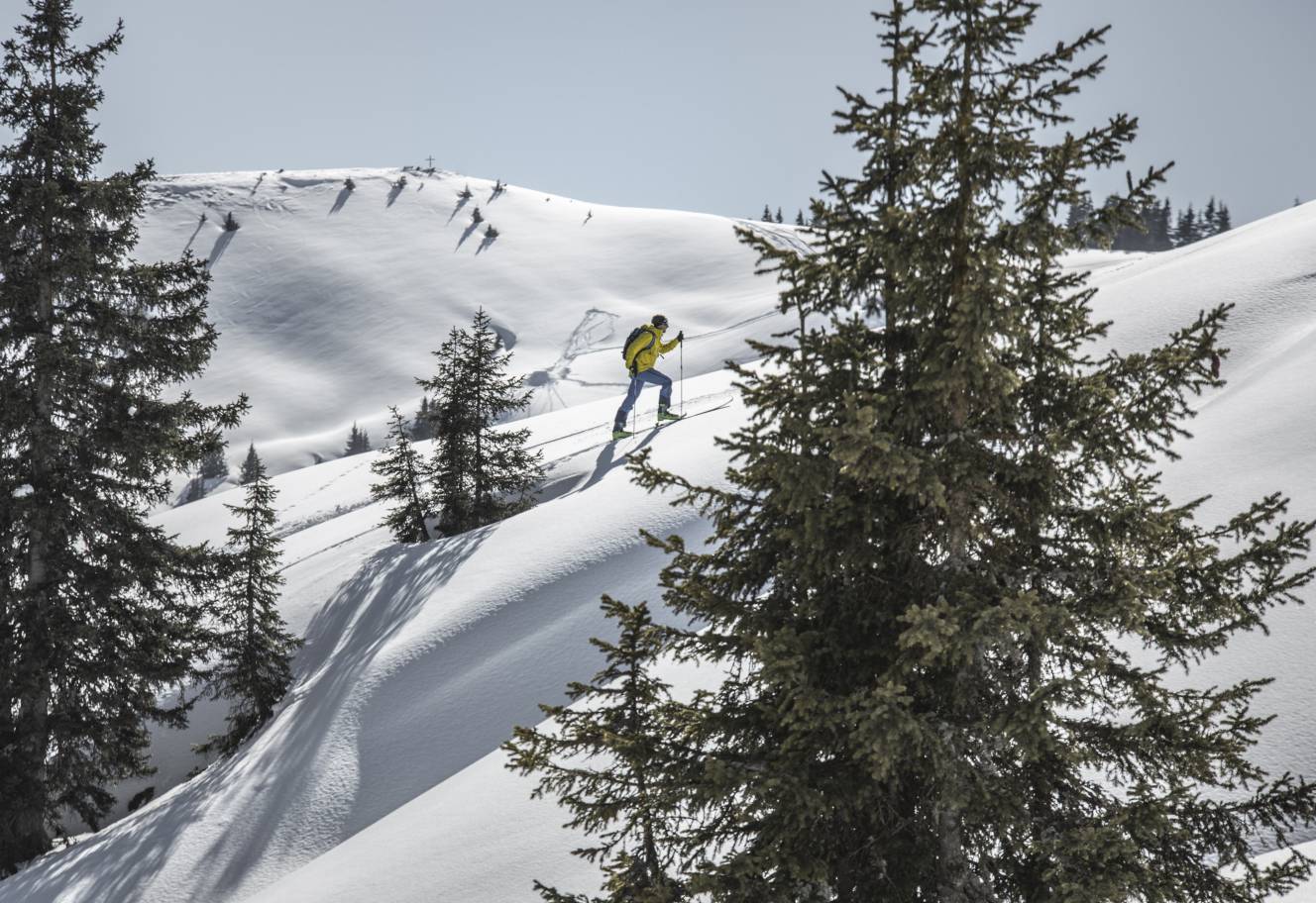 Person beim Skitouren in Leogang