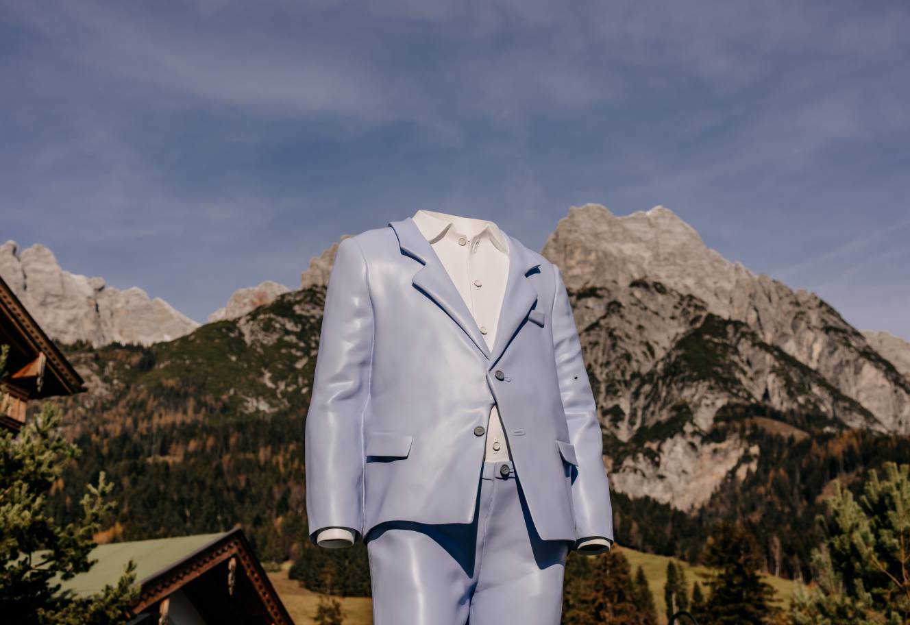 das Kunstwerk Big Suit erstellt 2010/2016 von Erwin Wurm im Naturhotel Forsthofgut