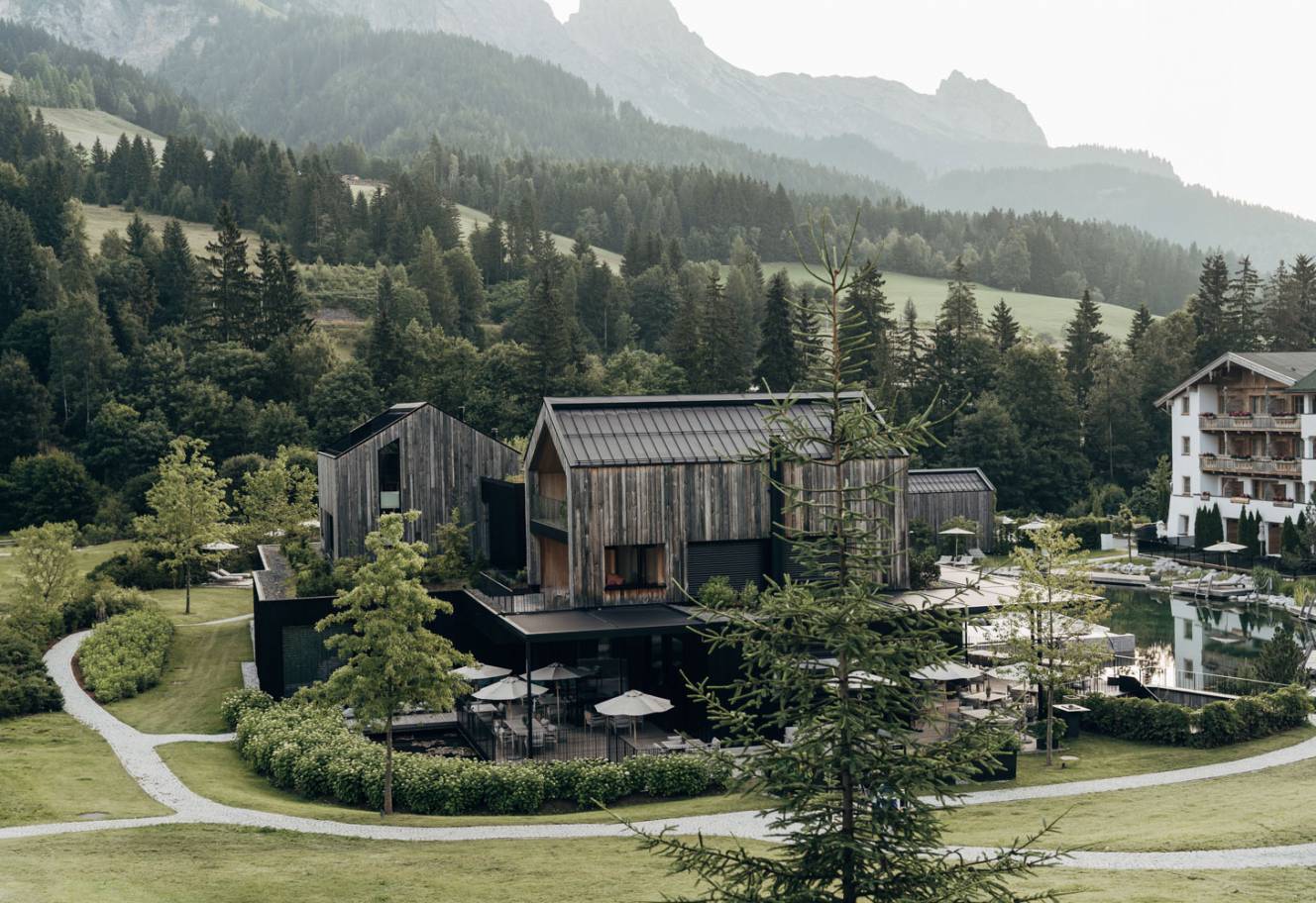 Terasse des Naturhotel Forsthofguts im Sonnenuntergang