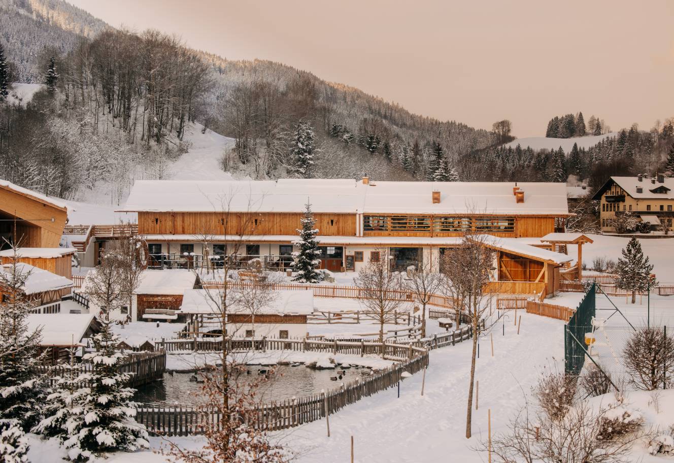 Reitstall des Naturhotel Forsthofguts im Sonnenuntergang