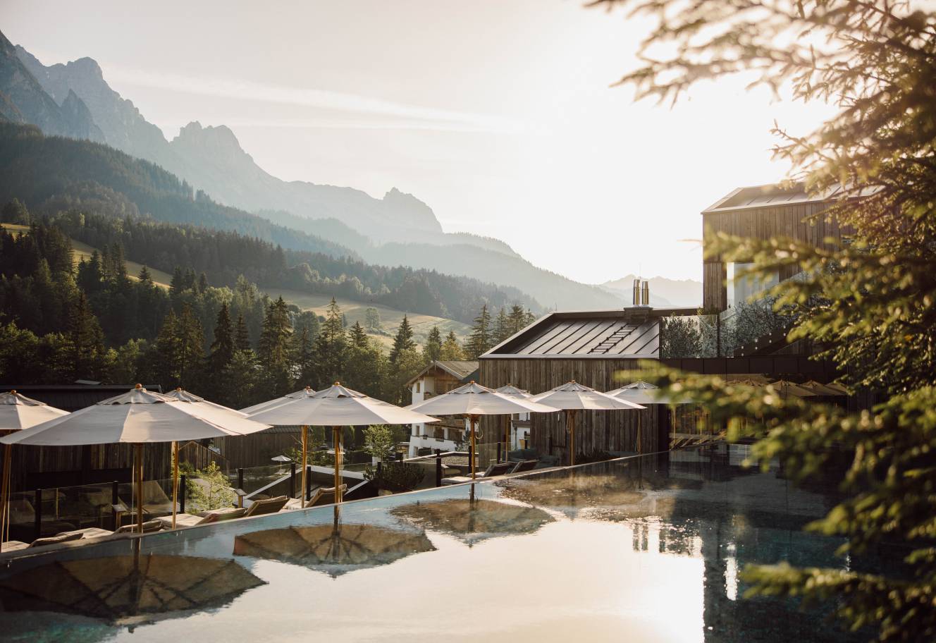 Infinity Pool, waldSPA, Berge, Sonnenaufgang