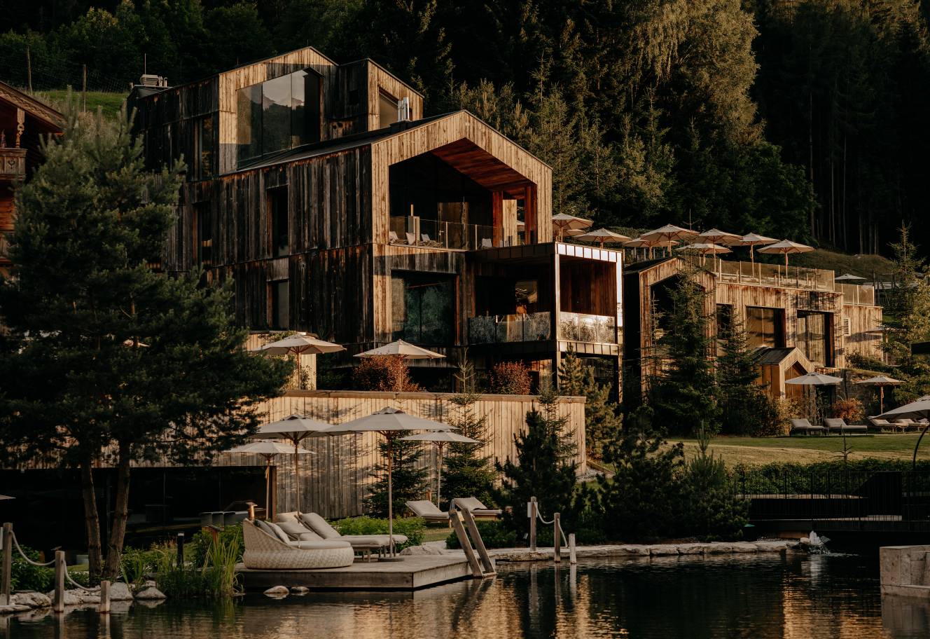 Außenbereich mit Pool im Naturhotel Forsthofgut in Leogang