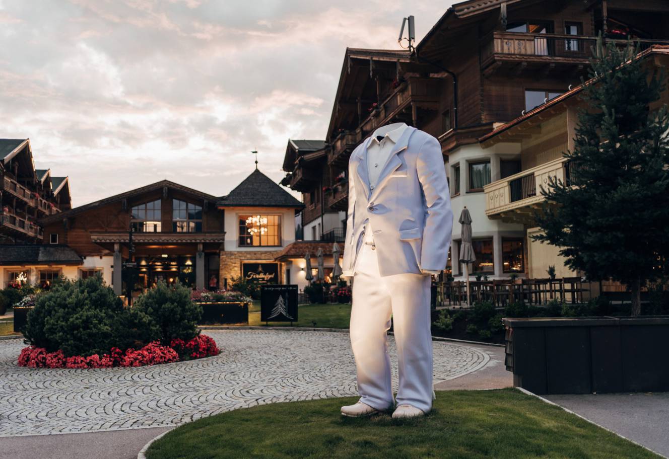 Haupteingang Naturhotel Forsthofgut mit Kunstwerk im Vordergrund