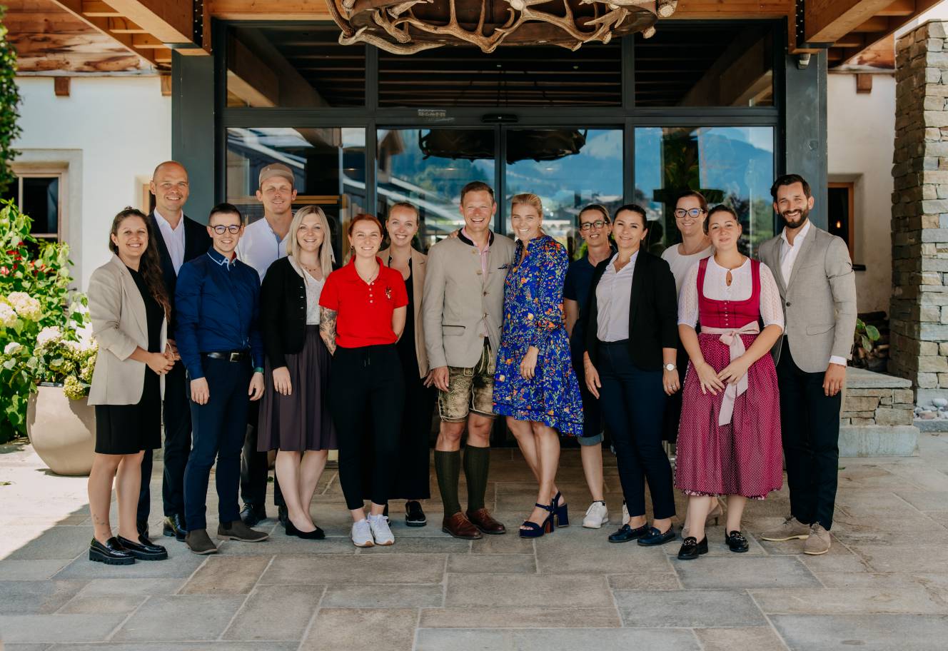 Gruppenfoto von den Abteilungsleitern im Forshtofgut vor dem Eingangsbereich