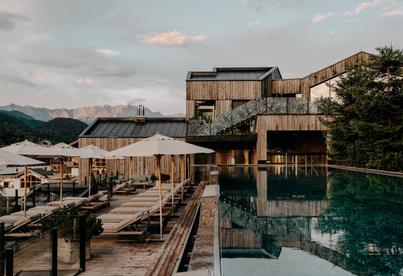 Terasse des Naturhotel Forsthofguts im Sonnenuntergang