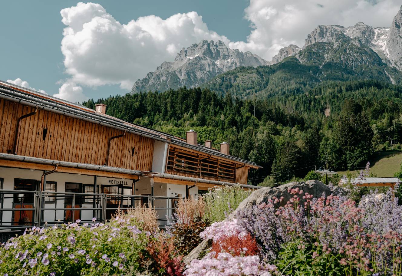 Reitstall des Naturhotel Forsthofguts im Sonnenuntergang