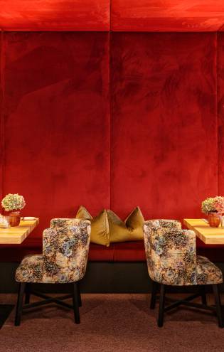 Roter Salon im Naturhotel Forsthofgut