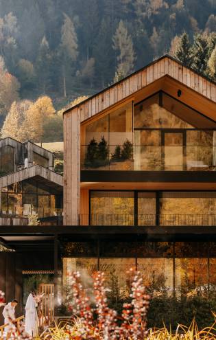 Seehaus im Herbst am Naturhotel Forsthofgut in Leogang