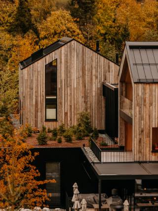 Herbst im Naturhotel Forsthofgut mit bunten Bäumen