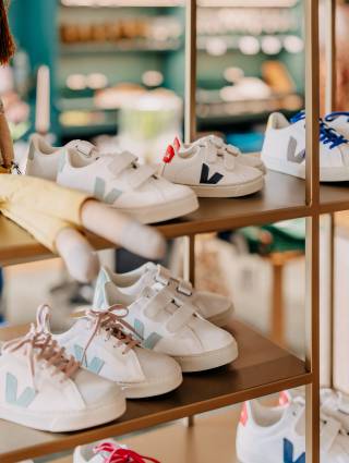 Shelf with trainers in the lieblingsDINGE boutique