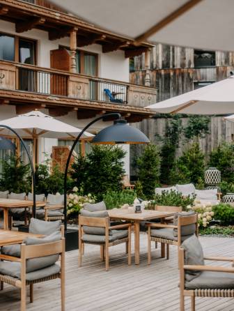 Außenansicht des Naturhotel Forsthofgut Fokus auf die Natur