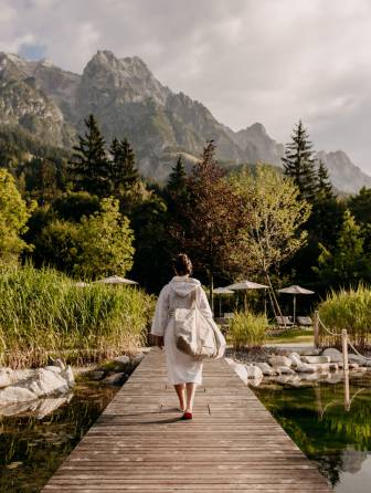 Naturhotel Forsthofgut mit Berg im Hintergrund