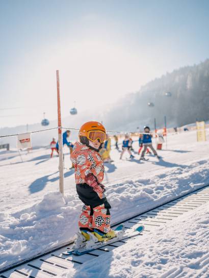 Kind Ski fahren Skilift Familienurlaub Aktivurlaub Österreich Leogang