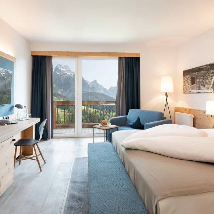 Doppelzimmer mit Balkon und Bergblick im Naturhotel Forsthofgut