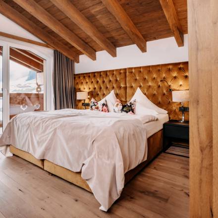 Master bedroom with king size box spring bed in the chalet suite "Landleben"