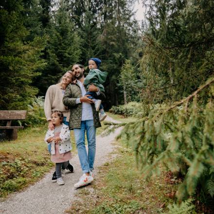 Familie genießt die Natur und den Wald rund um das Naturhotel Forsthofgut.