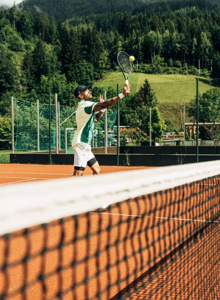 Tennis spielen auf dem Forsthofgut Tennisplatz