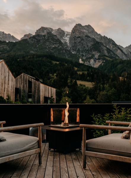 Außenansicht des Naturhotel Forsthofgut Fokus auf die Natur