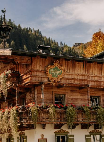 Forsthof Gebäude im Herbst und Wald im Hintergrund