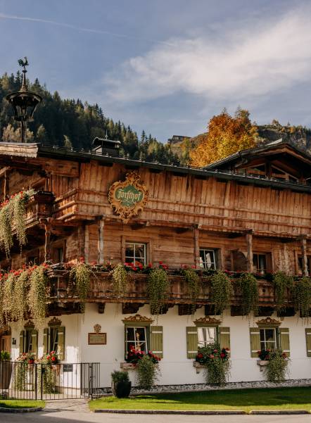 Naturhotel Forsthofgut umgeben von herbstlicher Stimmung