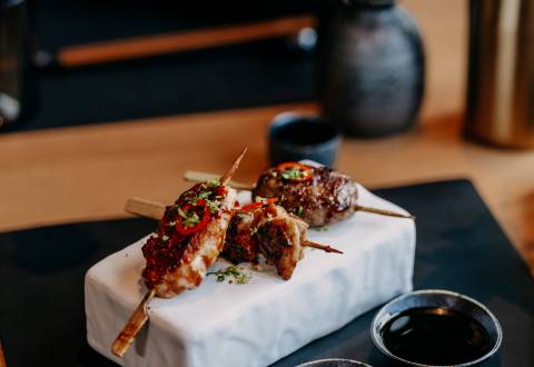 Gegrilltes Hühnchen mit Saucen im Restaurant Mizumi