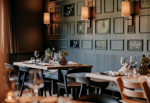 echt.gut.essen: Interior view of a dining room at the Forsthofgut