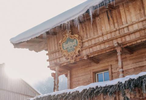 Außenansicht Hotelzimmer mit Balkon im Winter