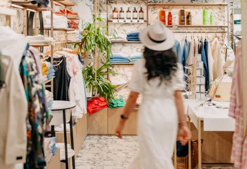 Woman in a white dress walks through the lieblingsDINGE boutique