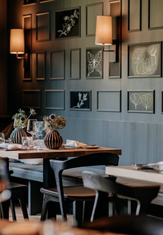 echt.gut.essen: Interior view of a dining room at the Forsthofgut