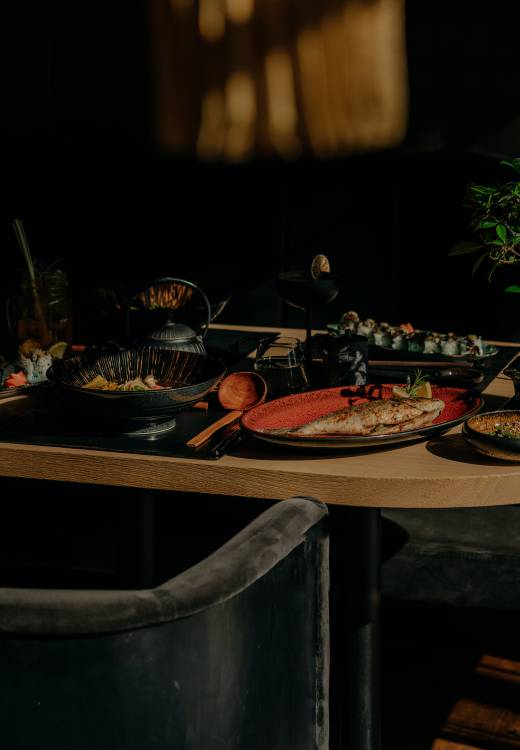 Gedeckter Tisch mit japanischen Gerichten im Restaurant Mizumi