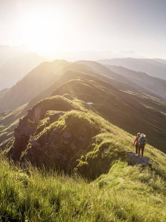 Wanderer in Saalbach mit Panoramablick über Berge