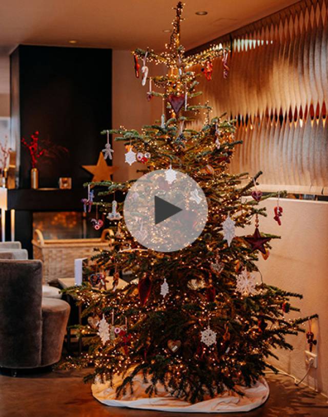 Geschmückter Weihnachtsbaum in der Lobby