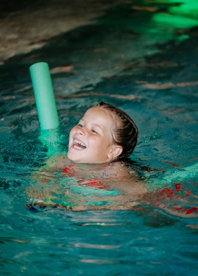 Kind beim Schwimmen Familienurlaub Österreich Leogang