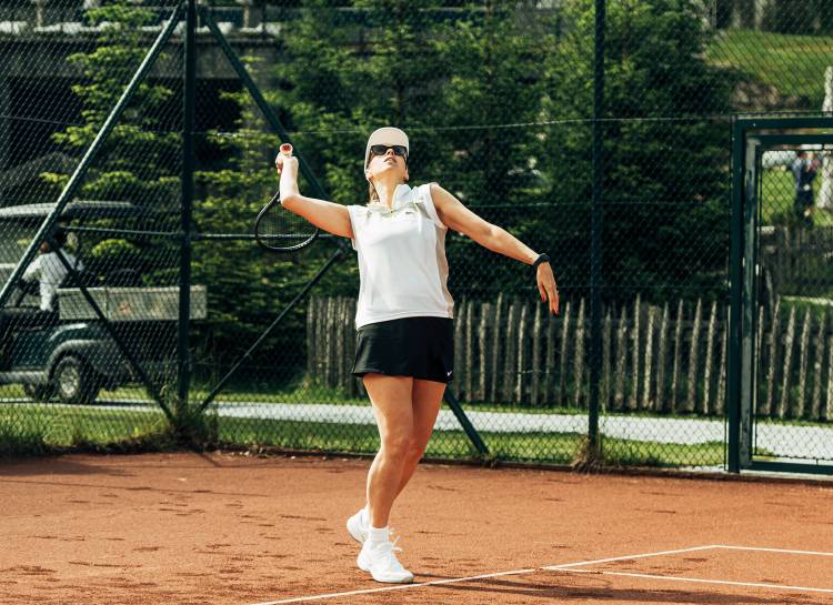 woman playing tennis at the court at the Forsthofgut