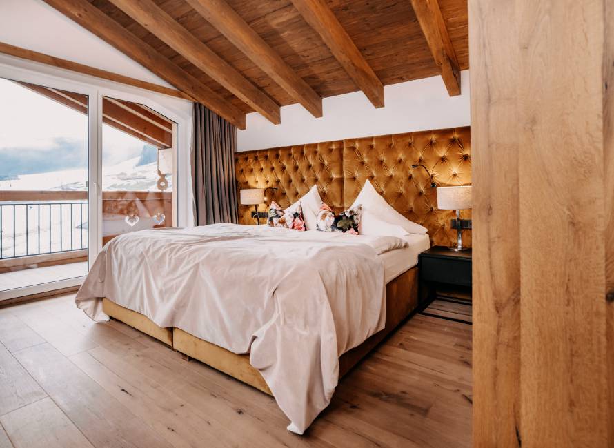 Master bedroom with king size box spring bed in the chalet suite "Landleben"
