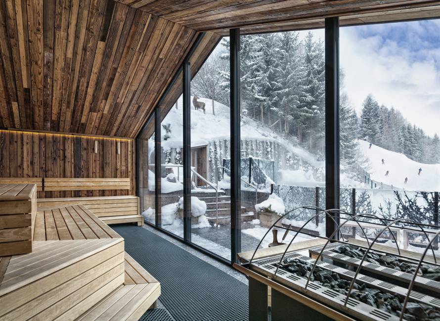 Sauna im Adults Only Hotel Forsthofgut im Winter in Österreich