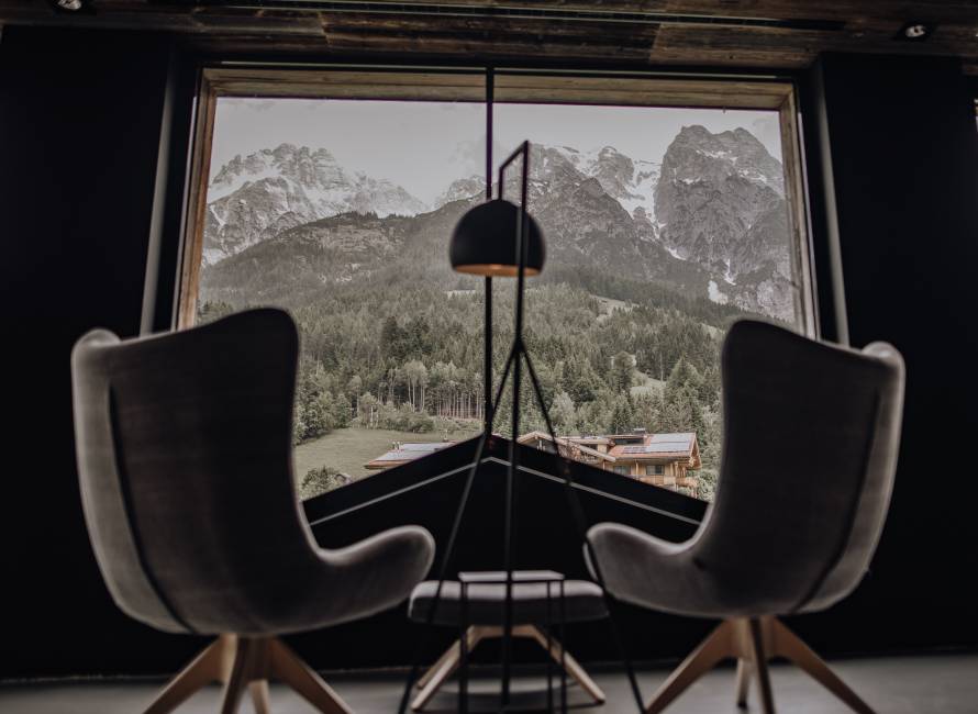 Gemütliche Sitze mit Ausblick auf die Leoganger Steinberge