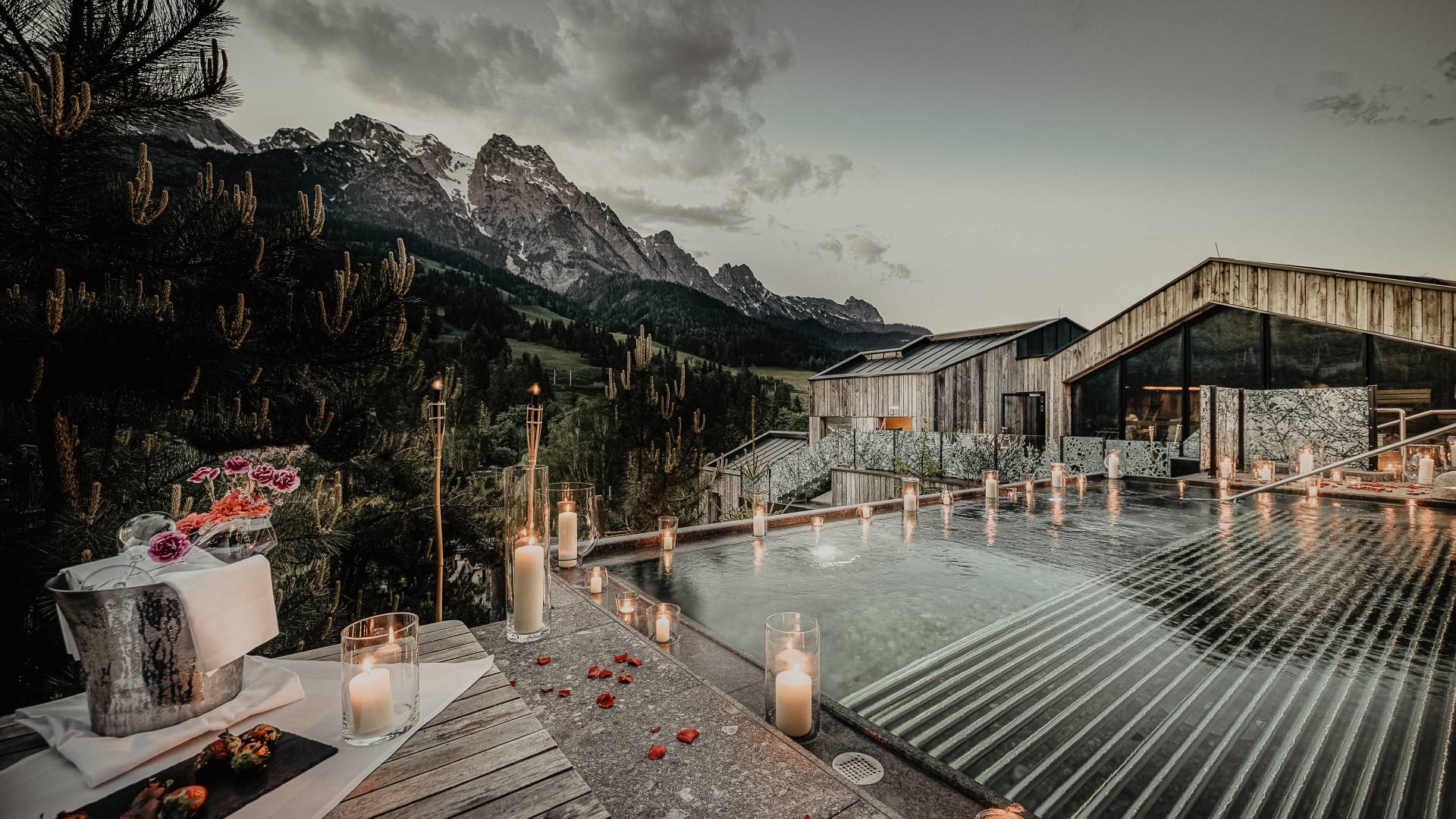 PrivateHOURS by candlelight in the forest spa with a view of the Leogang mountains.