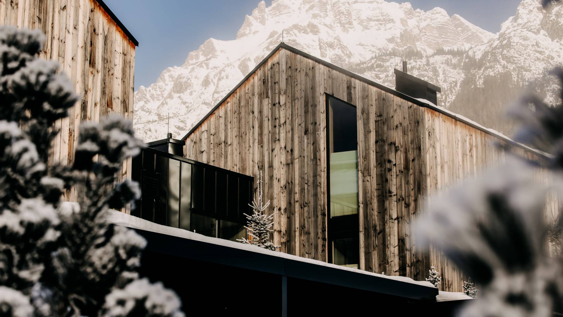 Seehaus im Winter vor den Leoganger Steinbergen